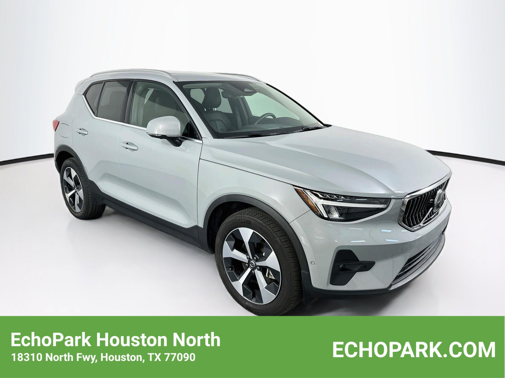 Used 2025 Volvo XC40 B5 Plus AWD/4WD image 1