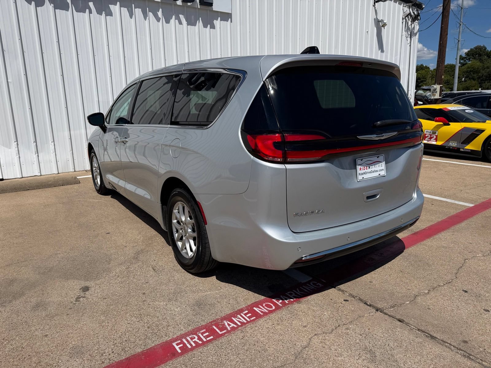 Used 2024 Chrysler Pacifica Touring-L FWD image 4