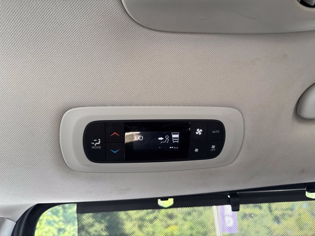 Used 2018 Chrysler Pacifica Limited FWD image 34