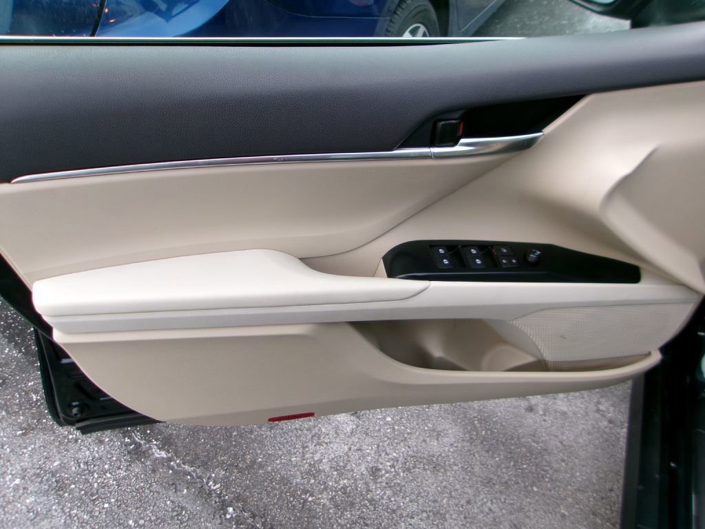 Used 2020 Toyota Camry LE image 8