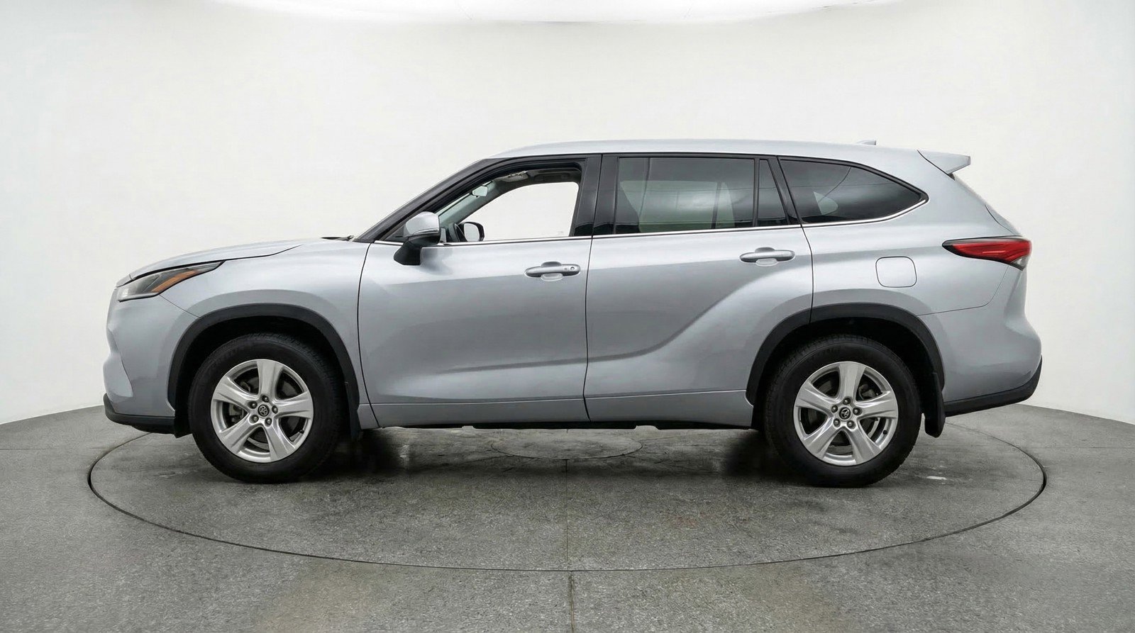 Used 2025 Toyota Highlander LE FWD image 5