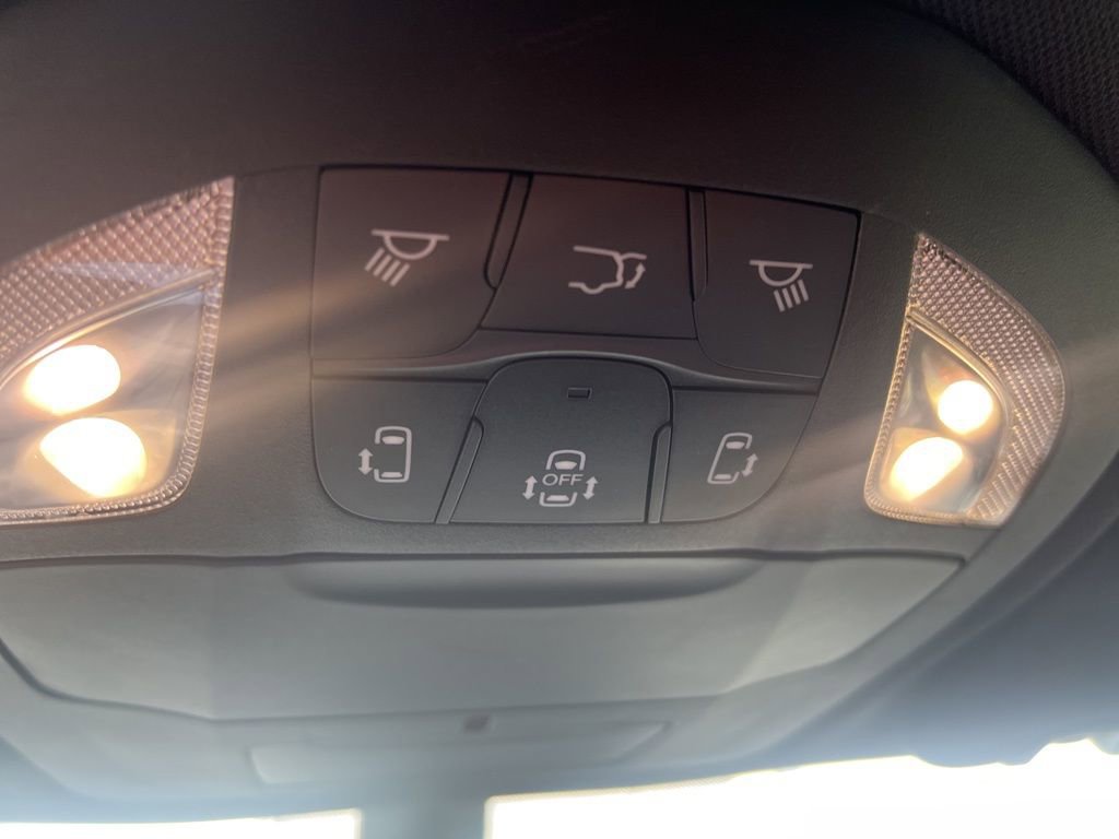 Used 2025 Chrysler Pacifica Select image 21