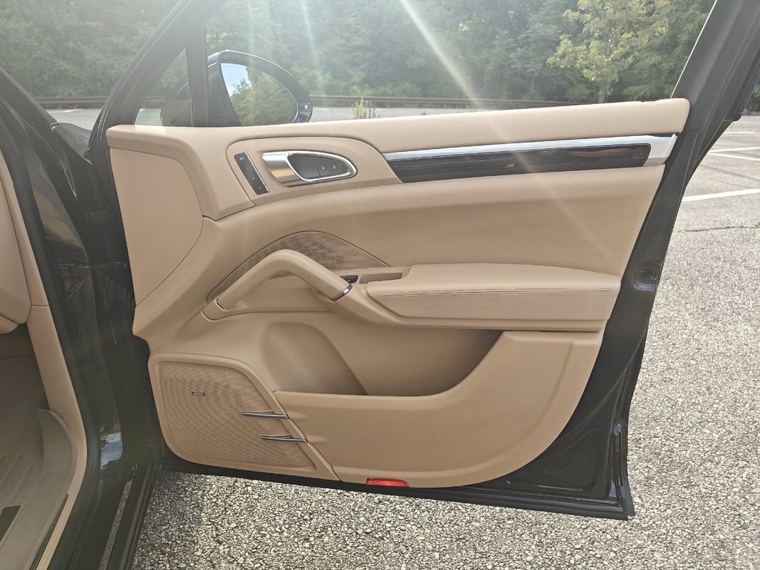 Used 2015 Porsche Cayenne Diesel w/ Premium Package image 20