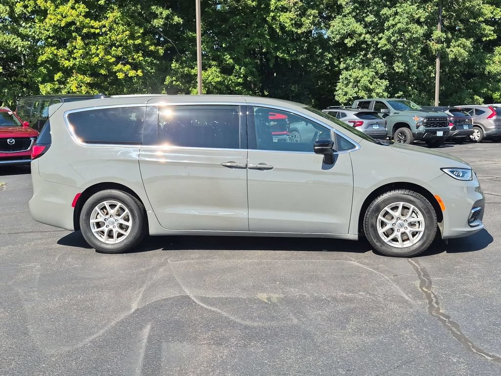 Used 2025 Chrysler Pacifica Select FWD image 3