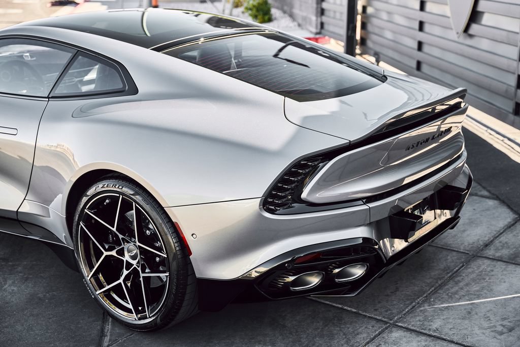 Used 2025 Aston Martin Vanquish RWD image 12