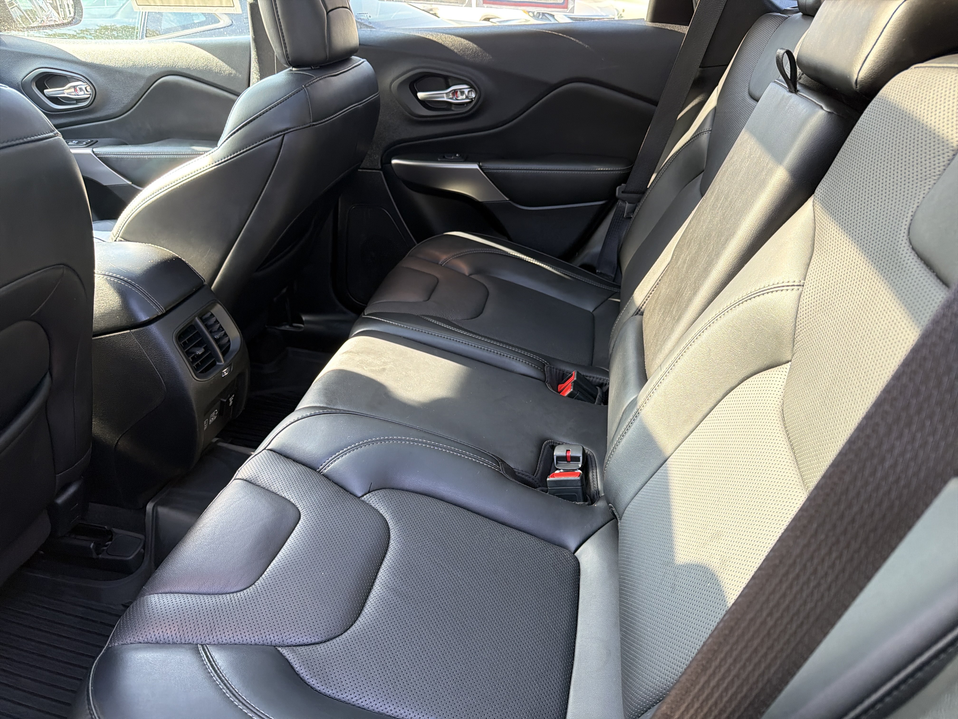 Used 2021 Jeep Cherokee Limited w/ Mopar Interior Package AWD/4WD image 24