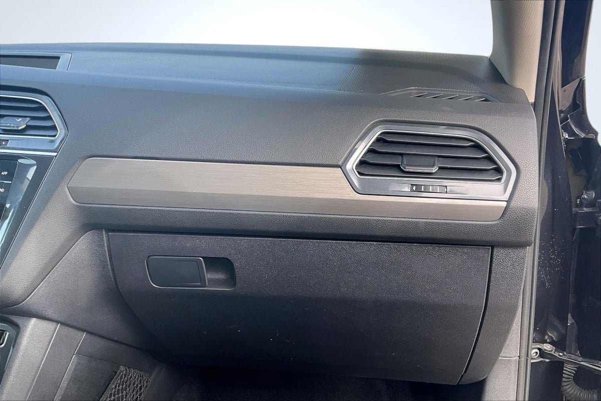 Used 2018 Volkswagen Tiguan SE w/ Panoramic Sunroof Package FWD image 17
