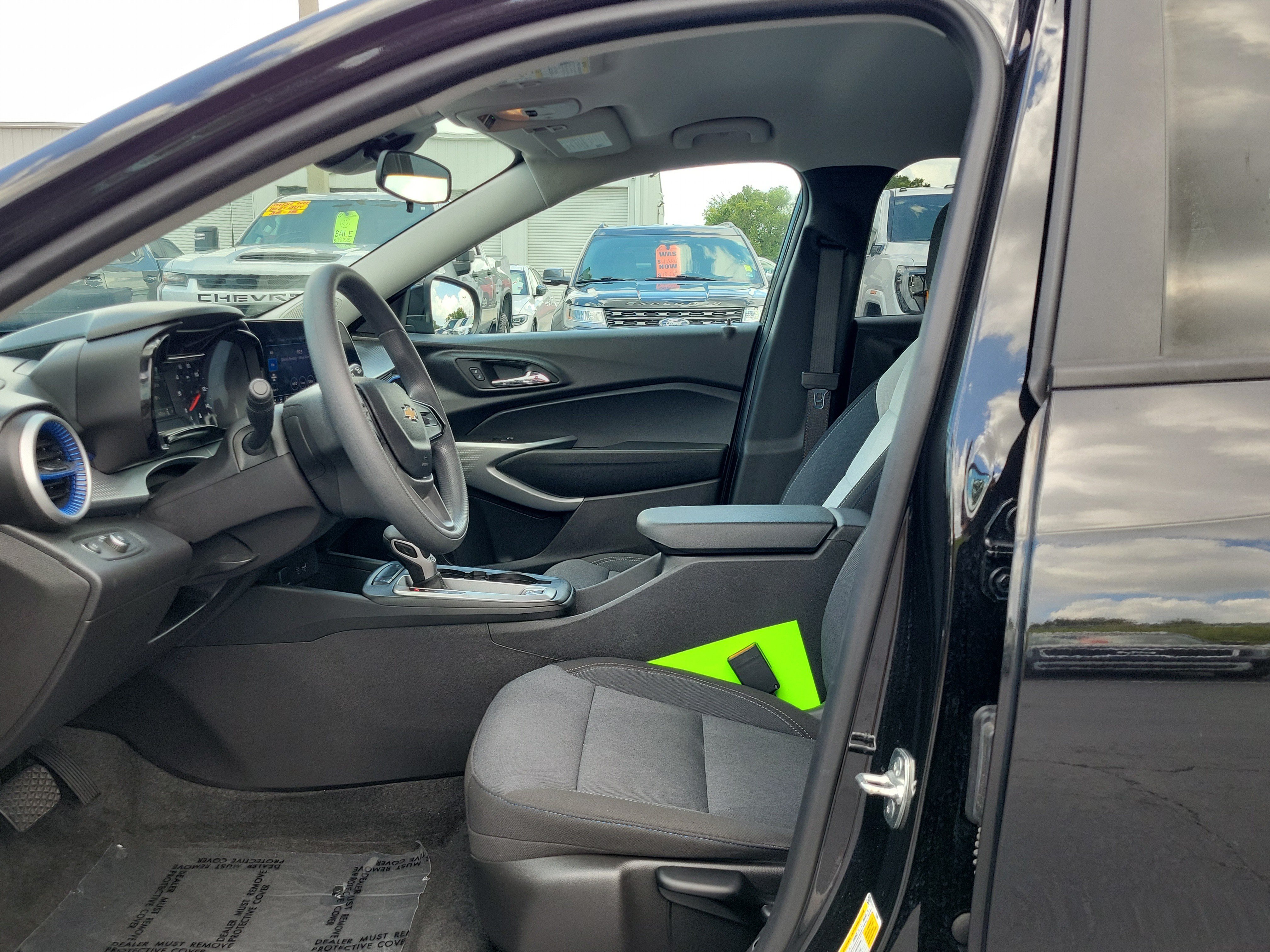 Used 2025 Chevrolet Trax LS w/ LS Convenience Package FWD image 19