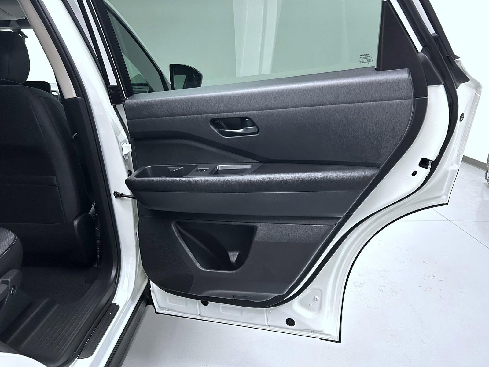 Used 2025 Nissan Pathfinder S image 17