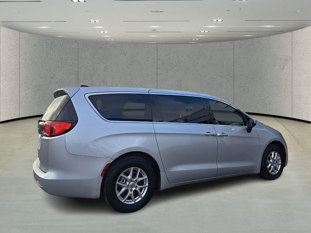 Used 2023 Chrysler Voyager LX image 5