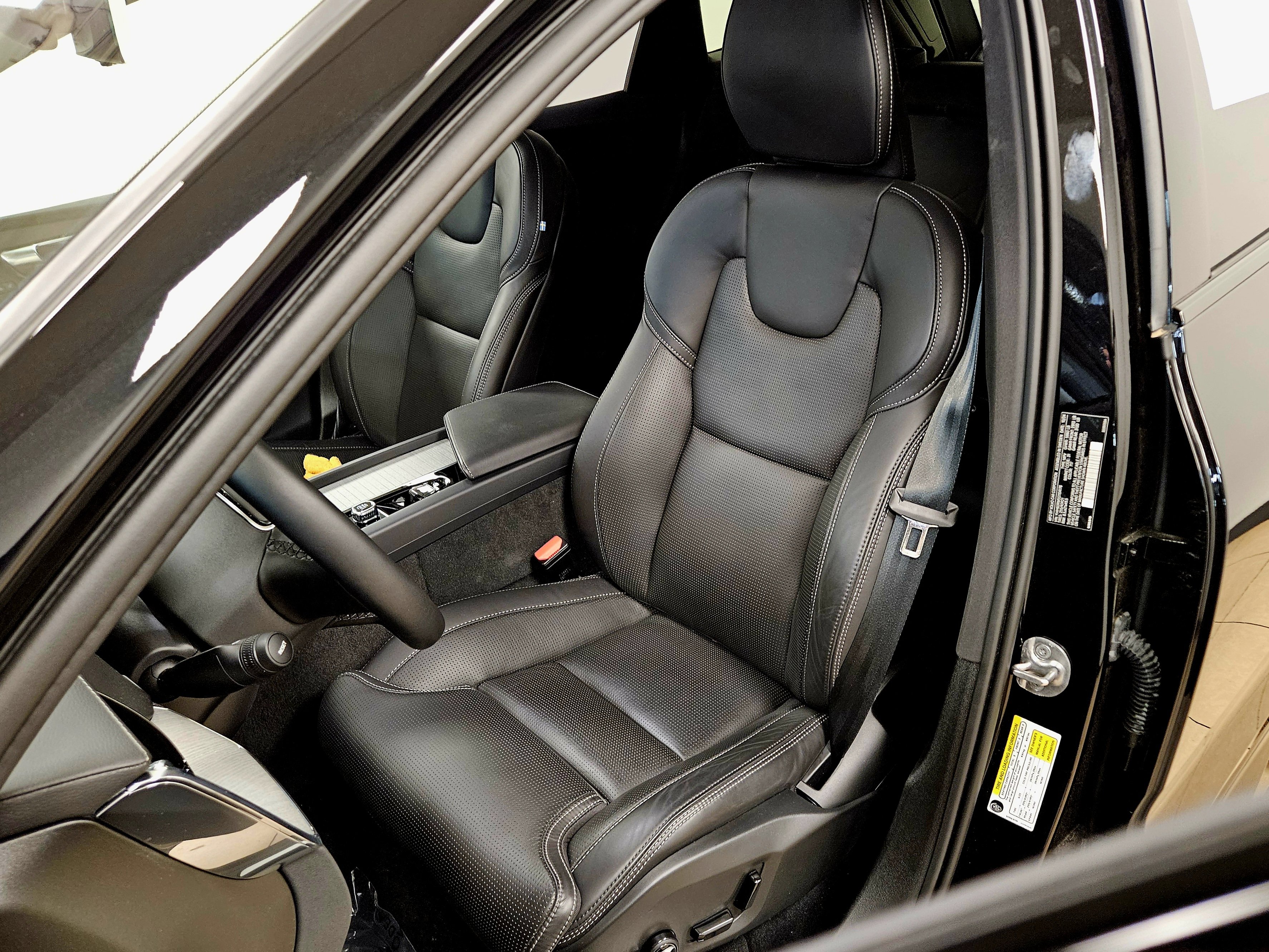 Used 2025 Volvo XC60 T8 Ultra w/ Protection Package Premier image 37