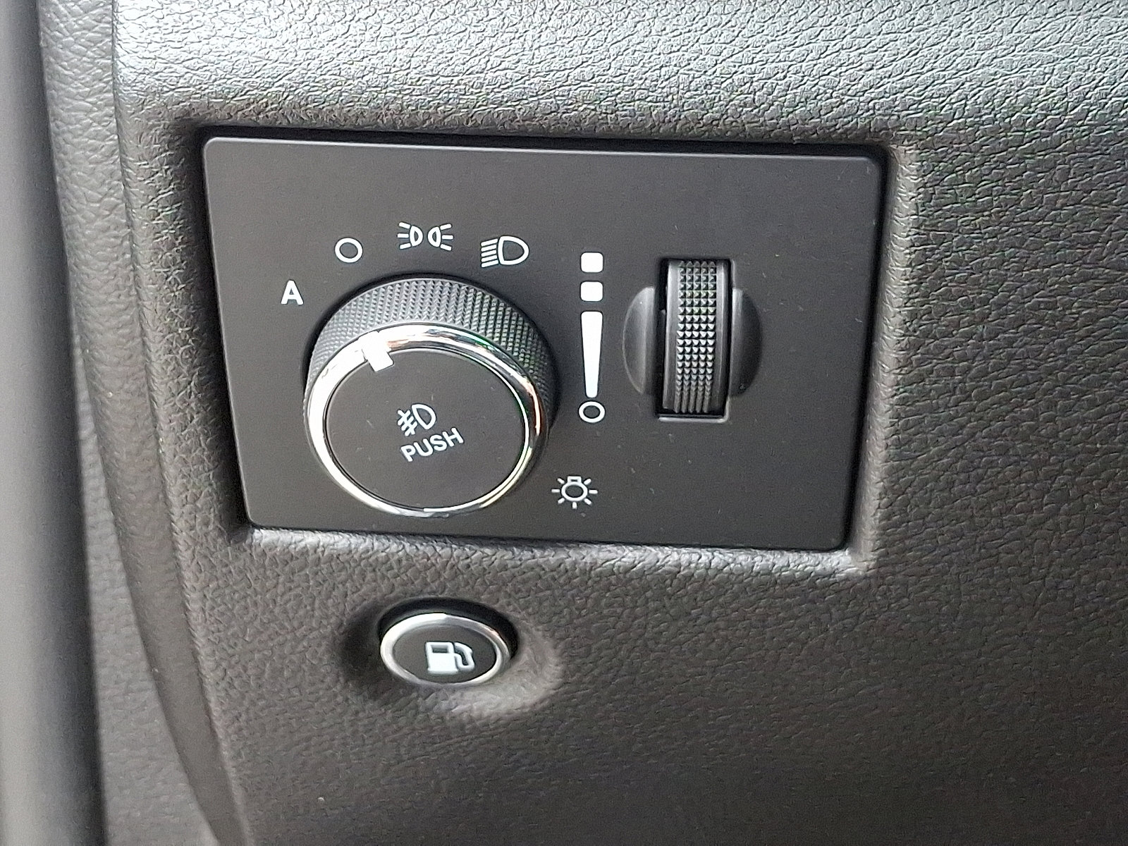 Used 2021 Jeep Grand Cherokee Laredo X image 28