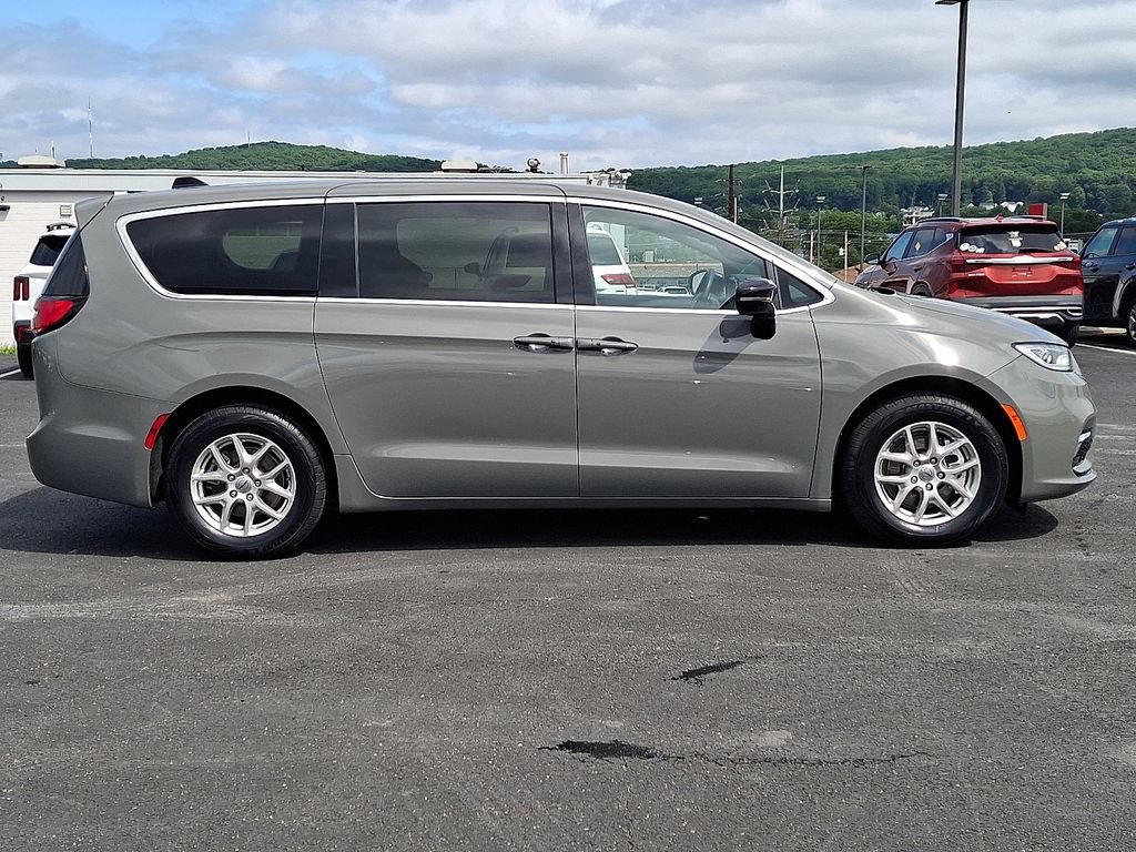 Used 2025 Chrysler Pacifica Select FWD image 7