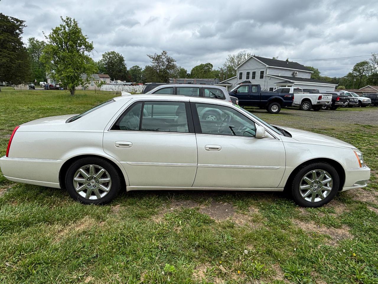 Used 2010 Cadillac DTS Premium w/ Driver Awareness Package FWD image 4