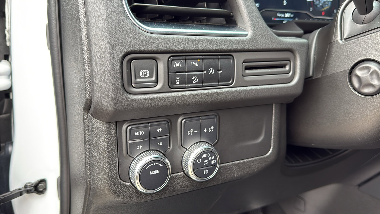 Used 2024 GMC Yukon XL AT4 image 13