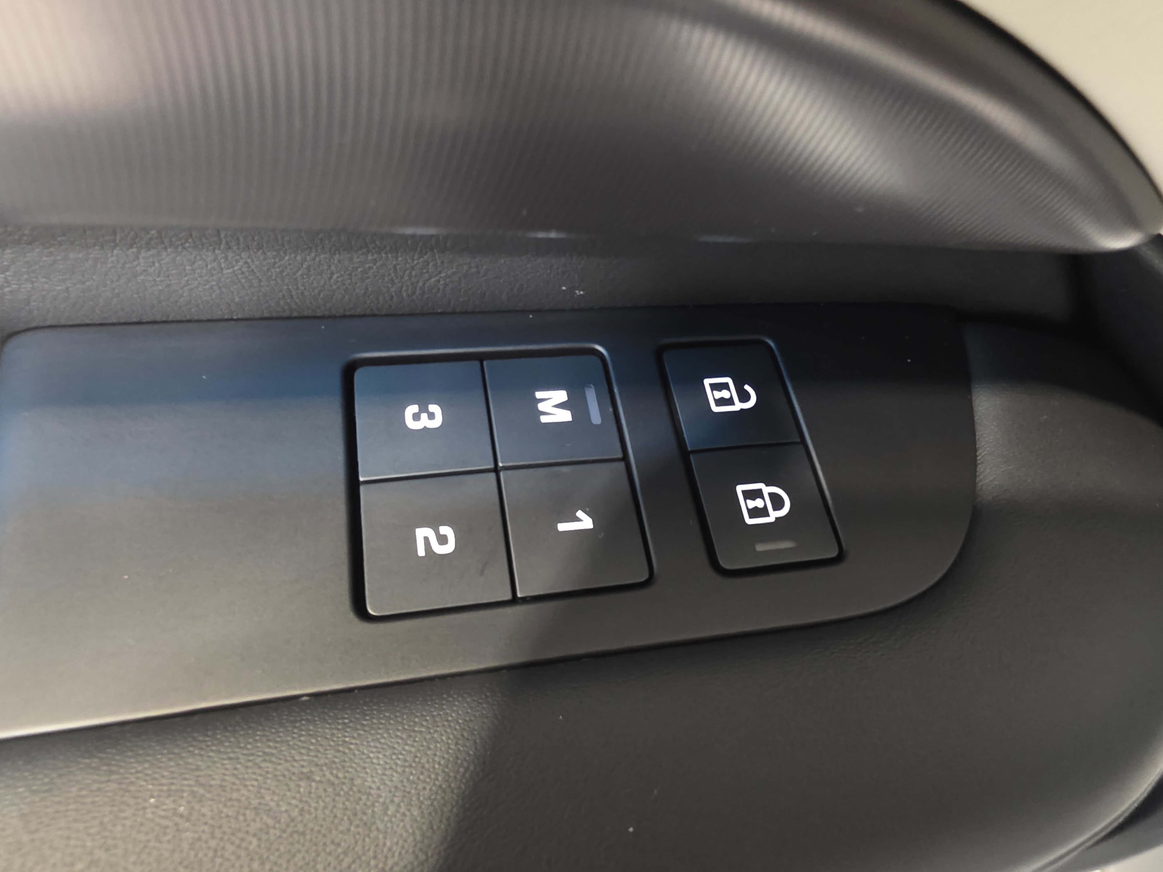 Used 2024 Land Rover Discovery Metropolitan Edition image 22