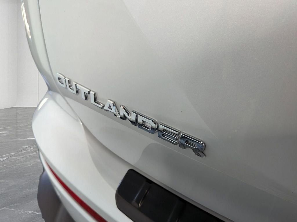 Used 2025 Mitsubishi Outlander Trail Edition image 10