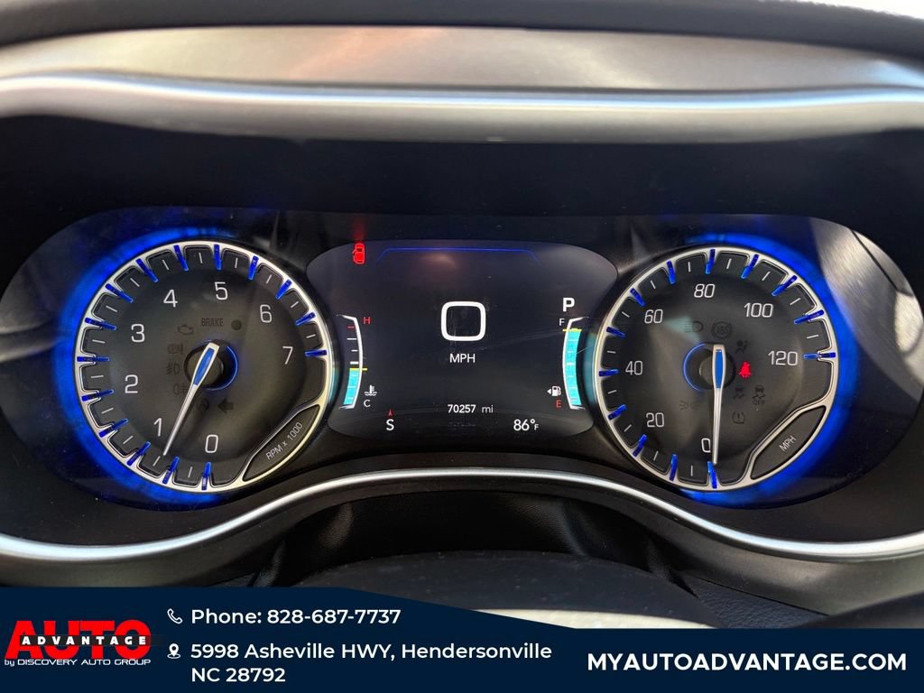 Used 2023 Chrysler Pacifica Touring-L FWD image 9