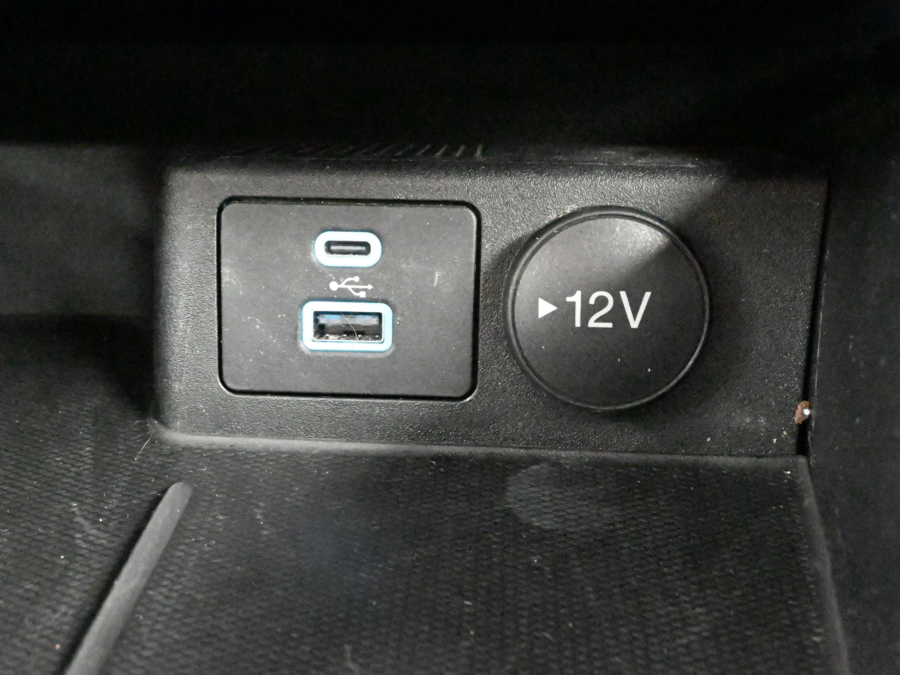 Used 2022 Ford Escape SE w/ SE Sport Appearance Package image 17