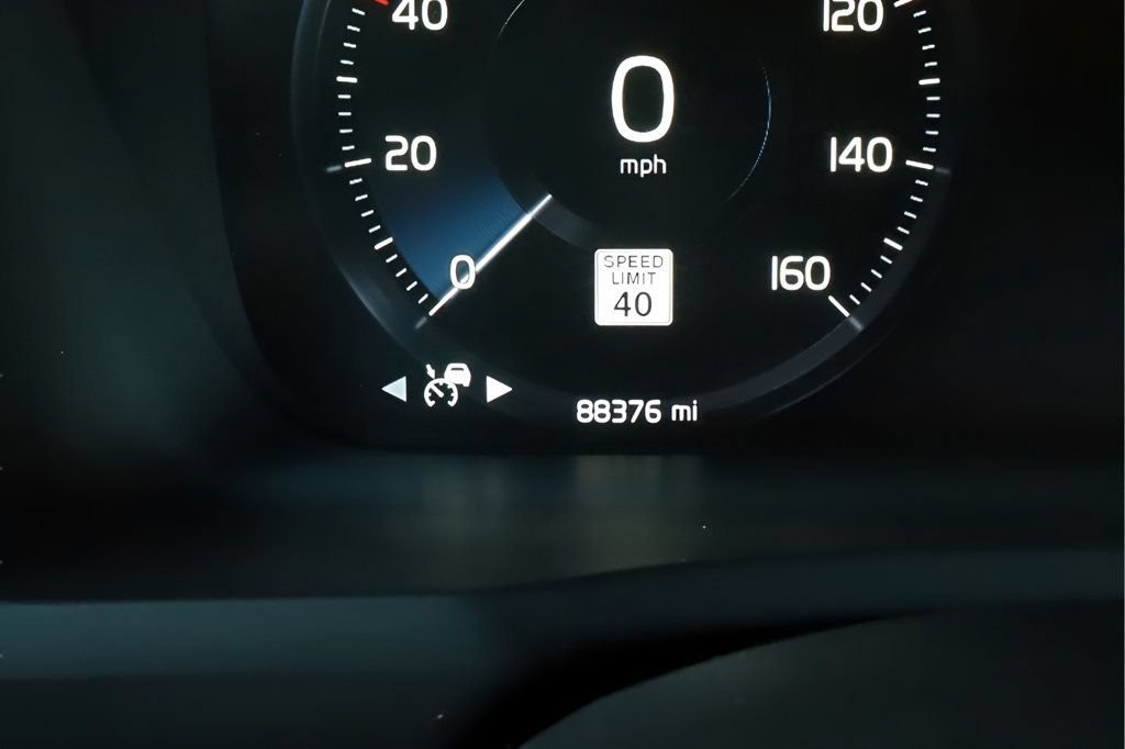 Used 2018 Volvo XC90 T6 Momentum w/ Convenience Package AWD/4WD image 39