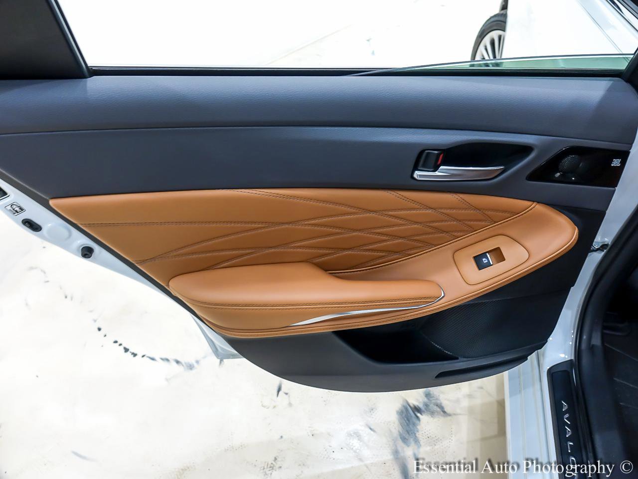 Used 2019 Toyota Avalon Limited image 19