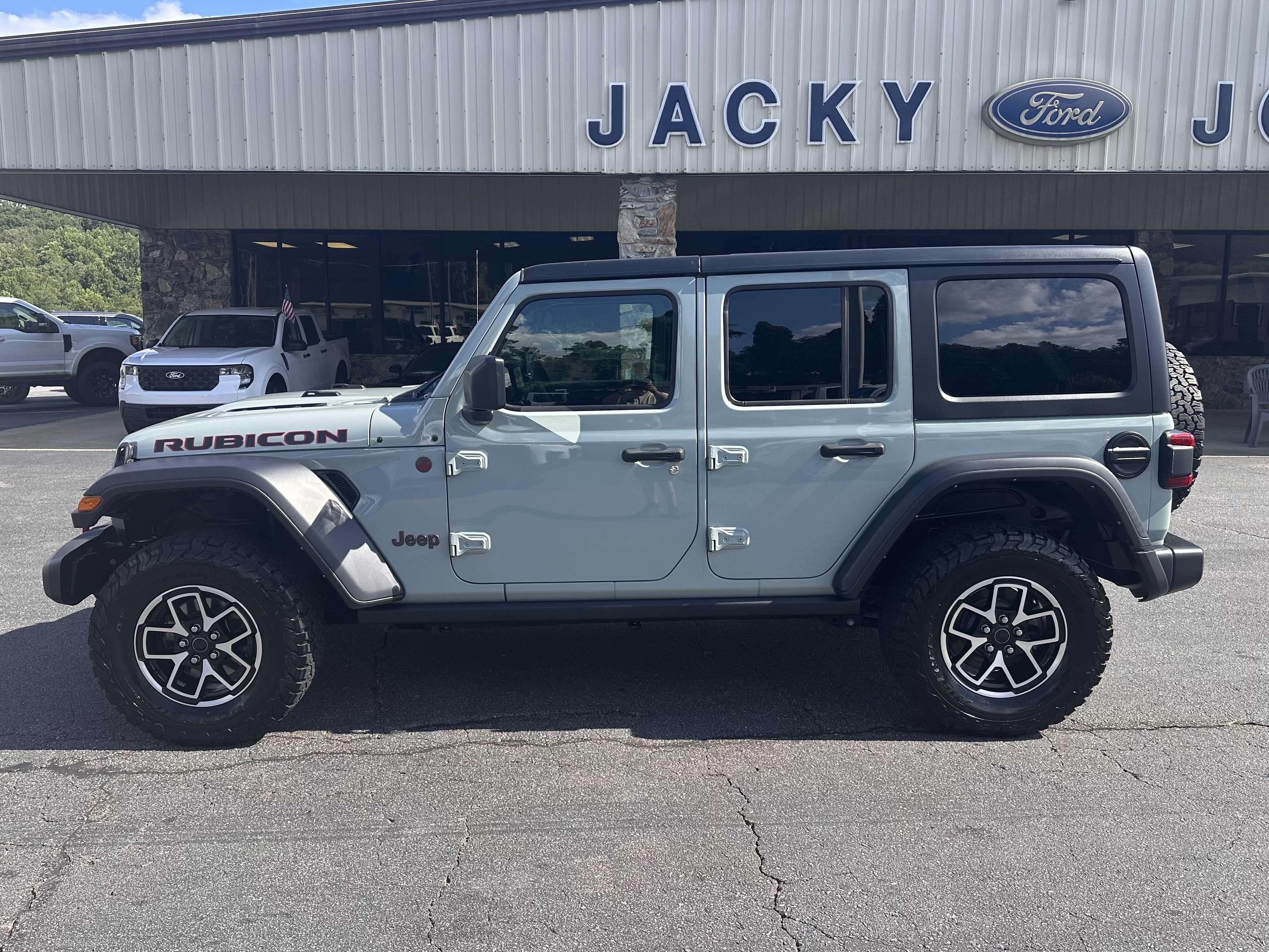 Used 2024 Jeep Wrangler Unlimited Rubicon w/ Convenience Group AWD/4WD image 1