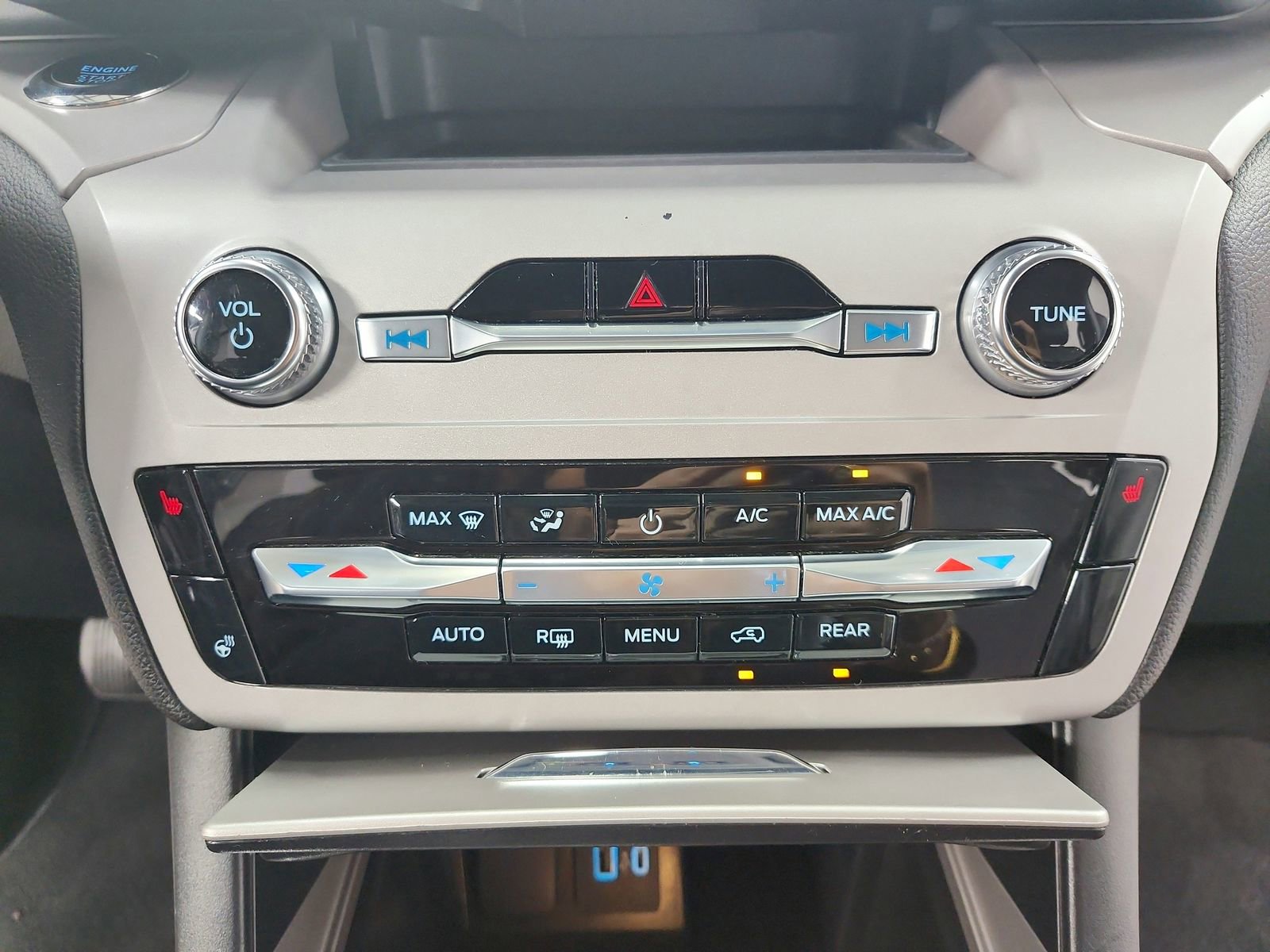 Used 2024 Ford Explorer XLT w/ Equipment Group 202A image 30