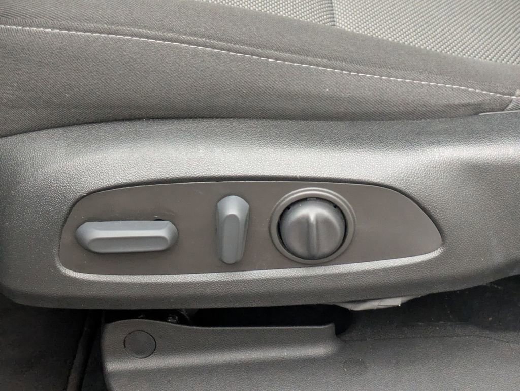 Used 2022 Chevrolet Traverse LT FWD image 12