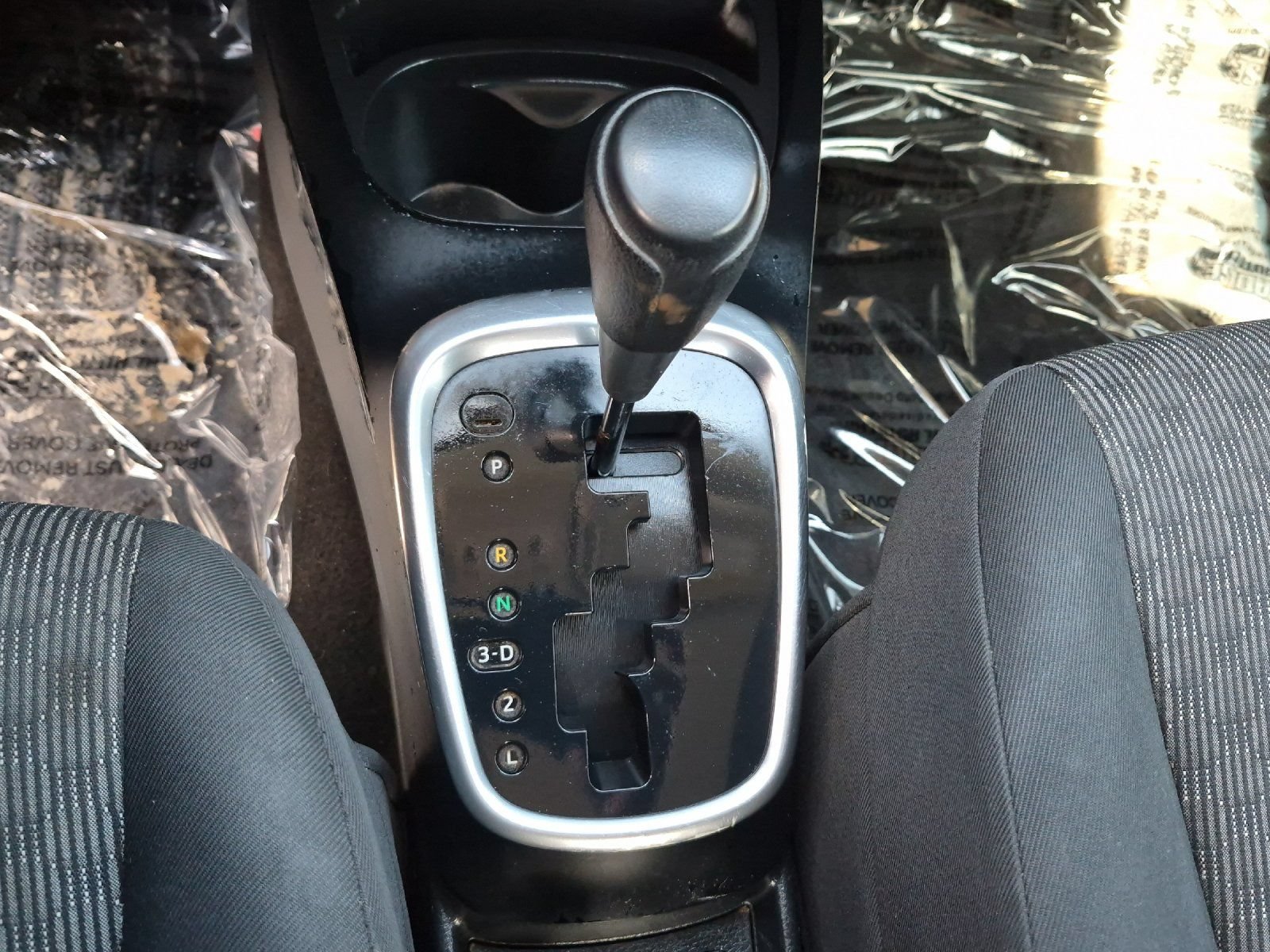 Used 2015 Toyota Yaris L FWD image 18