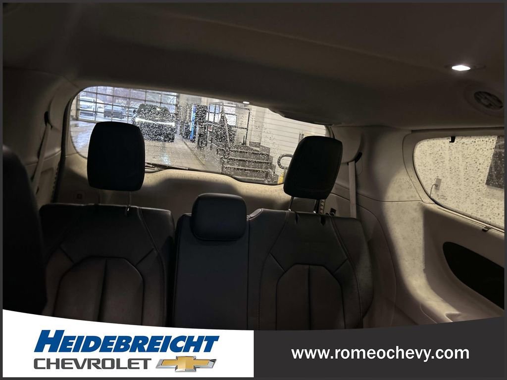 Used 2017 Chrysler Pacifica Touring-L image 33