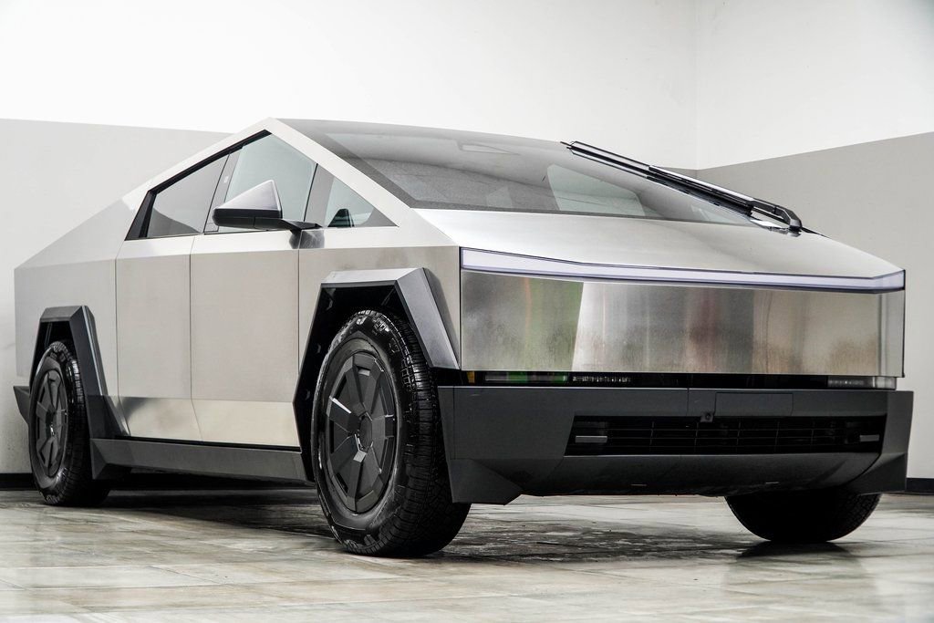 Used 2025 Tesla Cybertruck AWD Crew Cab image 4