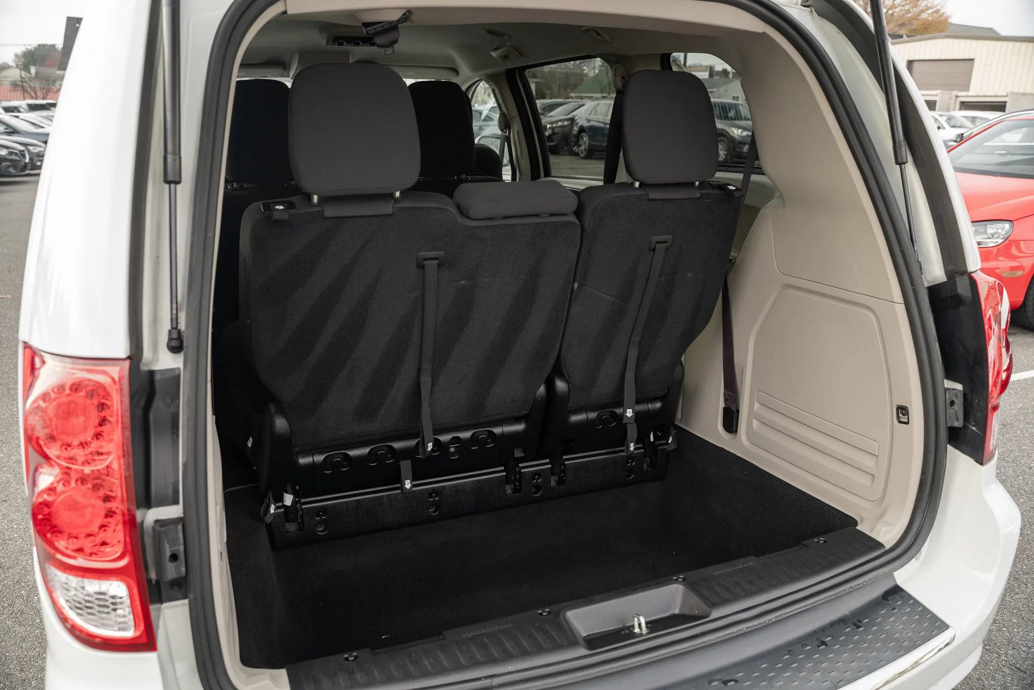 Used 2019 Dodge Grand Caravan SE w/ UConnect Hands-Free Group image 9