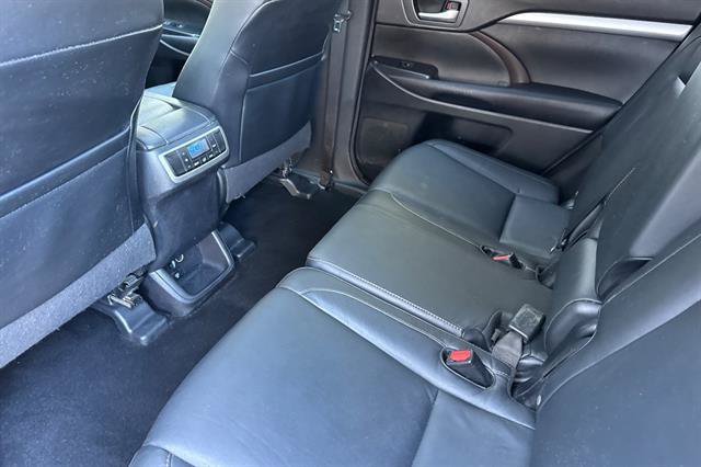 Used 2015 Toyota Highlander XLE FWD image 12