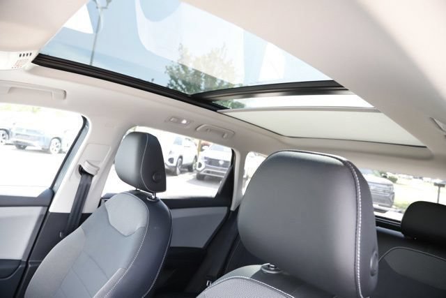 Used 2022 Volkswagen Taos SE w/ Panoramic Sunroof Package AWD/4WD image 15