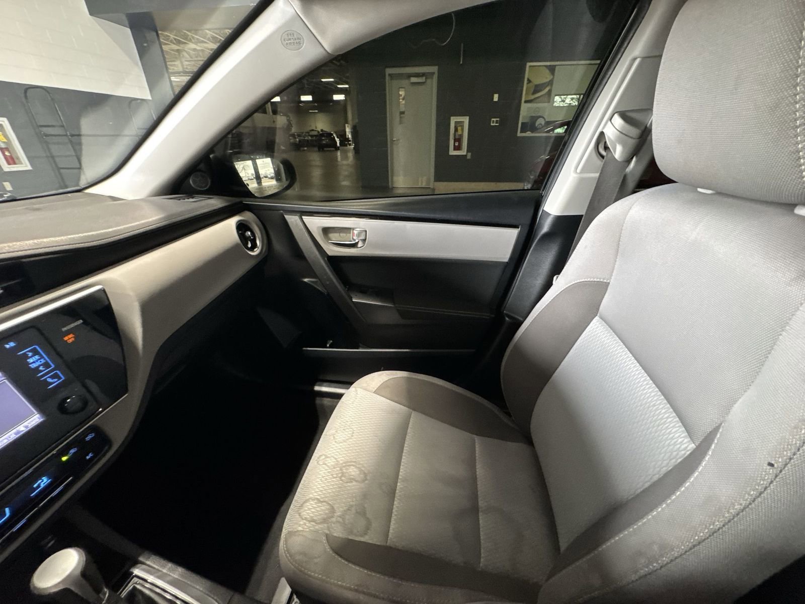 Used 2017 Toyota Corolla LE w/ Carpet Mat Package (TMS) FWD image 3