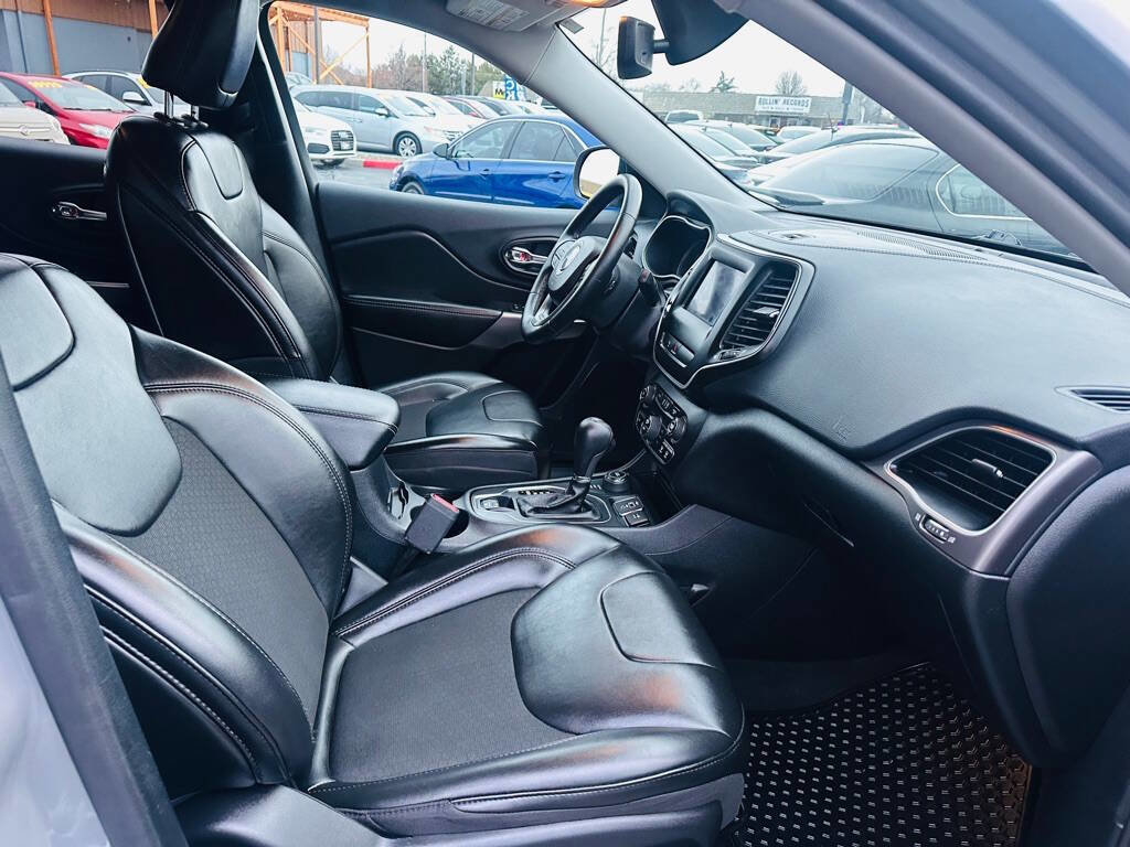 Used 2020 Jeep Cherokee Latitude Plus w/ Cold Weather Group image 19