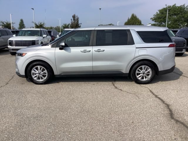 Used 2023 Kia Carnival LX FWD image 2