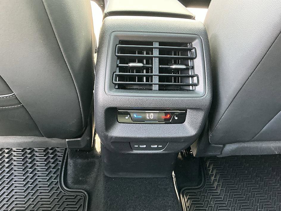 Used 2026 Volkswagen Tiguan SEL R-Line AWD/4WD image 24