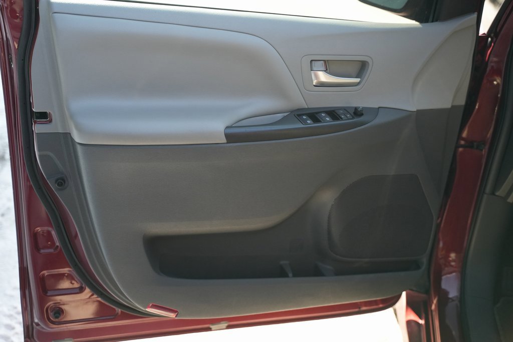 Used 2018 Toyota Sienna LE image 40