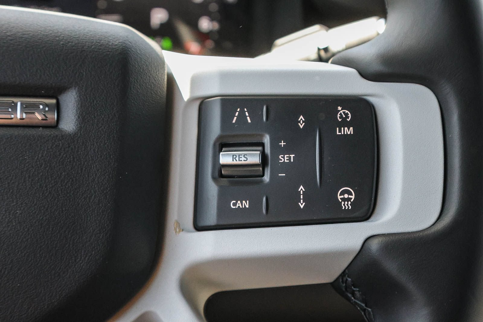 New 2026 Land Rover Defender 110 X-Dynamic SE AWD/4WD image 33