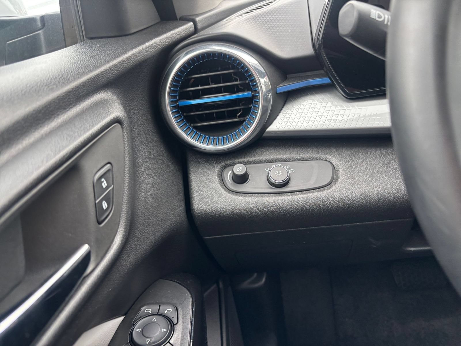 Used 2025 Chevrolet Trax LT w/ LT Convenience Package FWD image 28