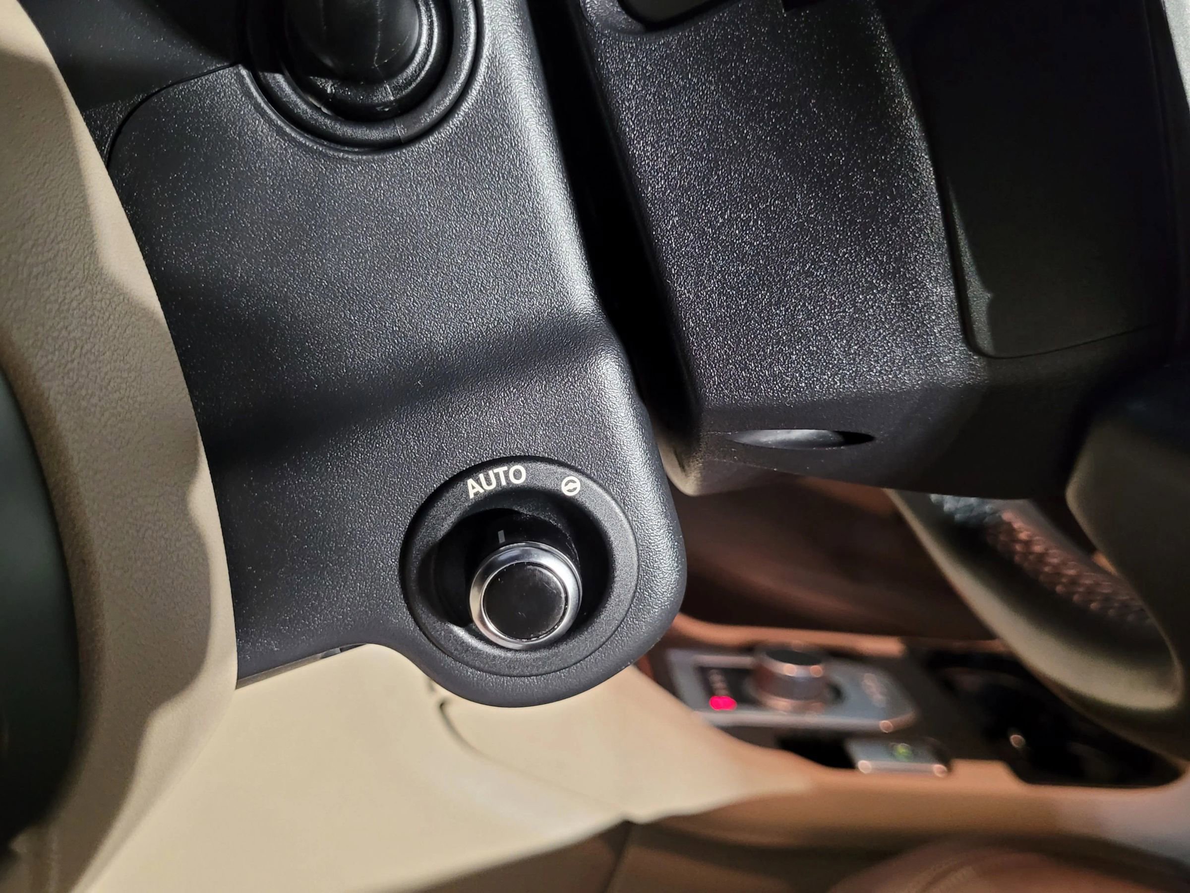Used 2015 Land Rover LR4 HSE LUX image 31