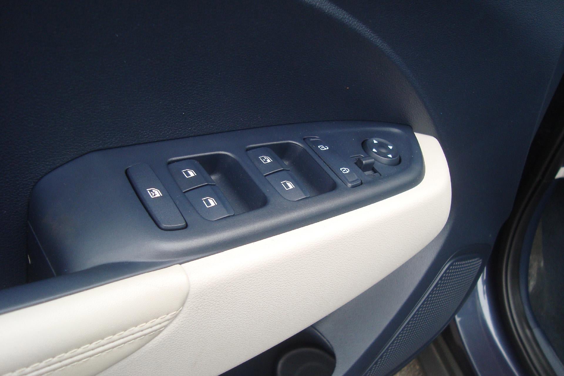 Used 2023 Hyundai Venue Limited w/ Cargo Package FWD image 7