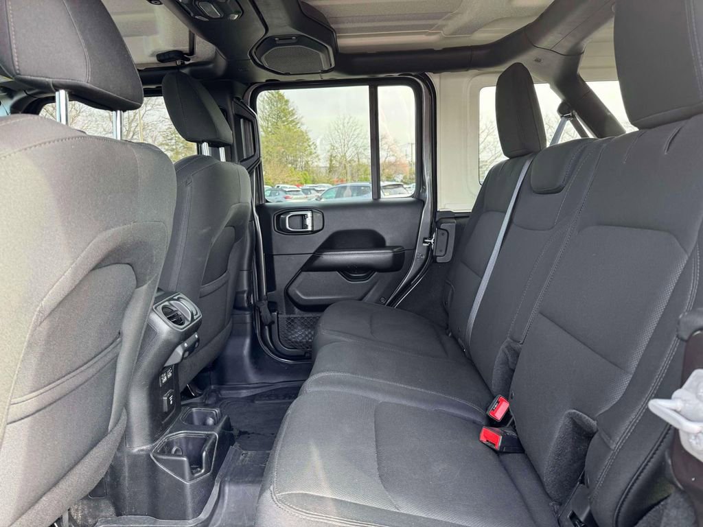 Used 2018 Jeep Wrangler Unlimited Sahara image 14