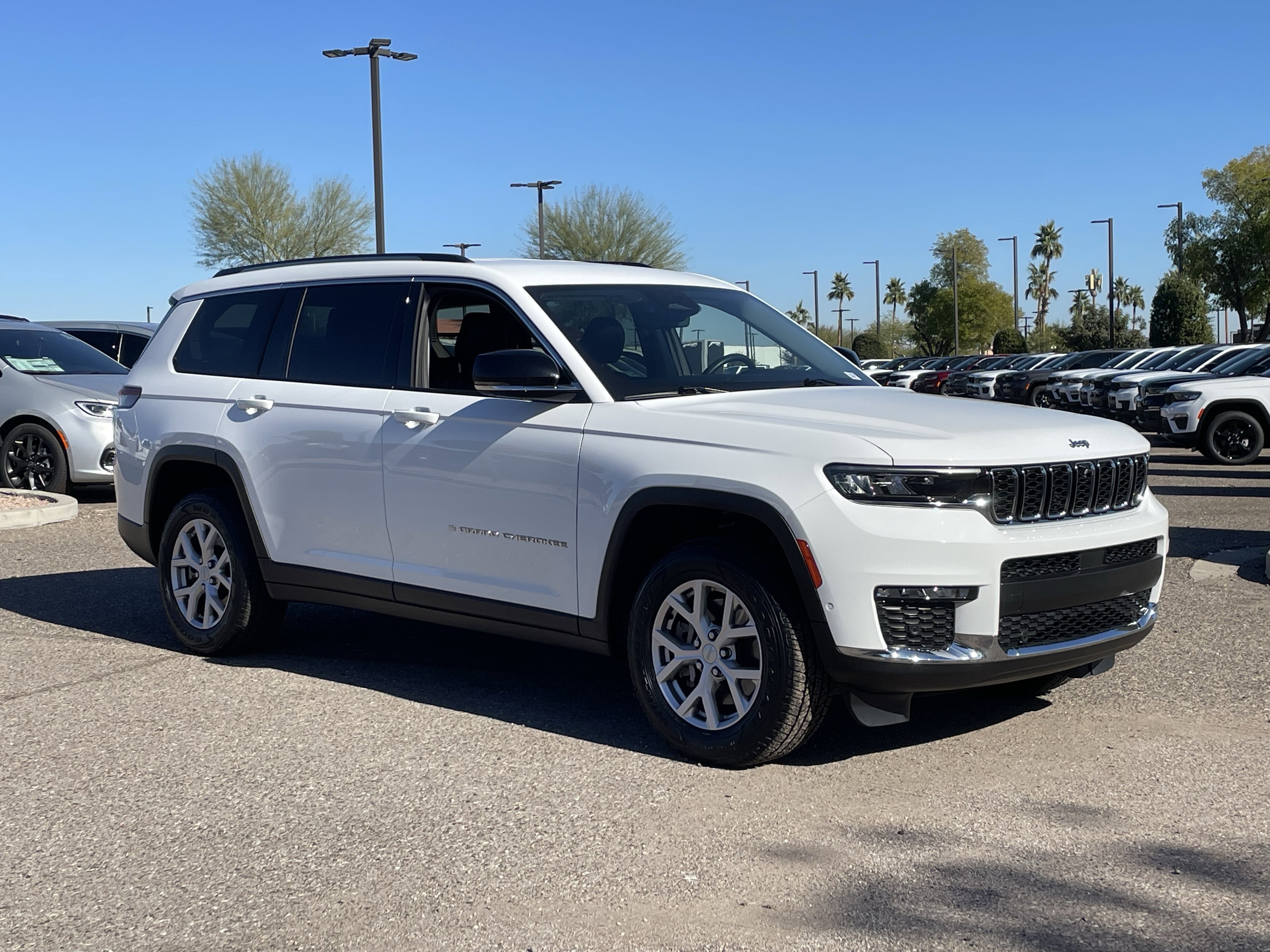 Certified 2022 Jeep Grand Cherokee L Limited w/ Luxury Tech Group II image 7