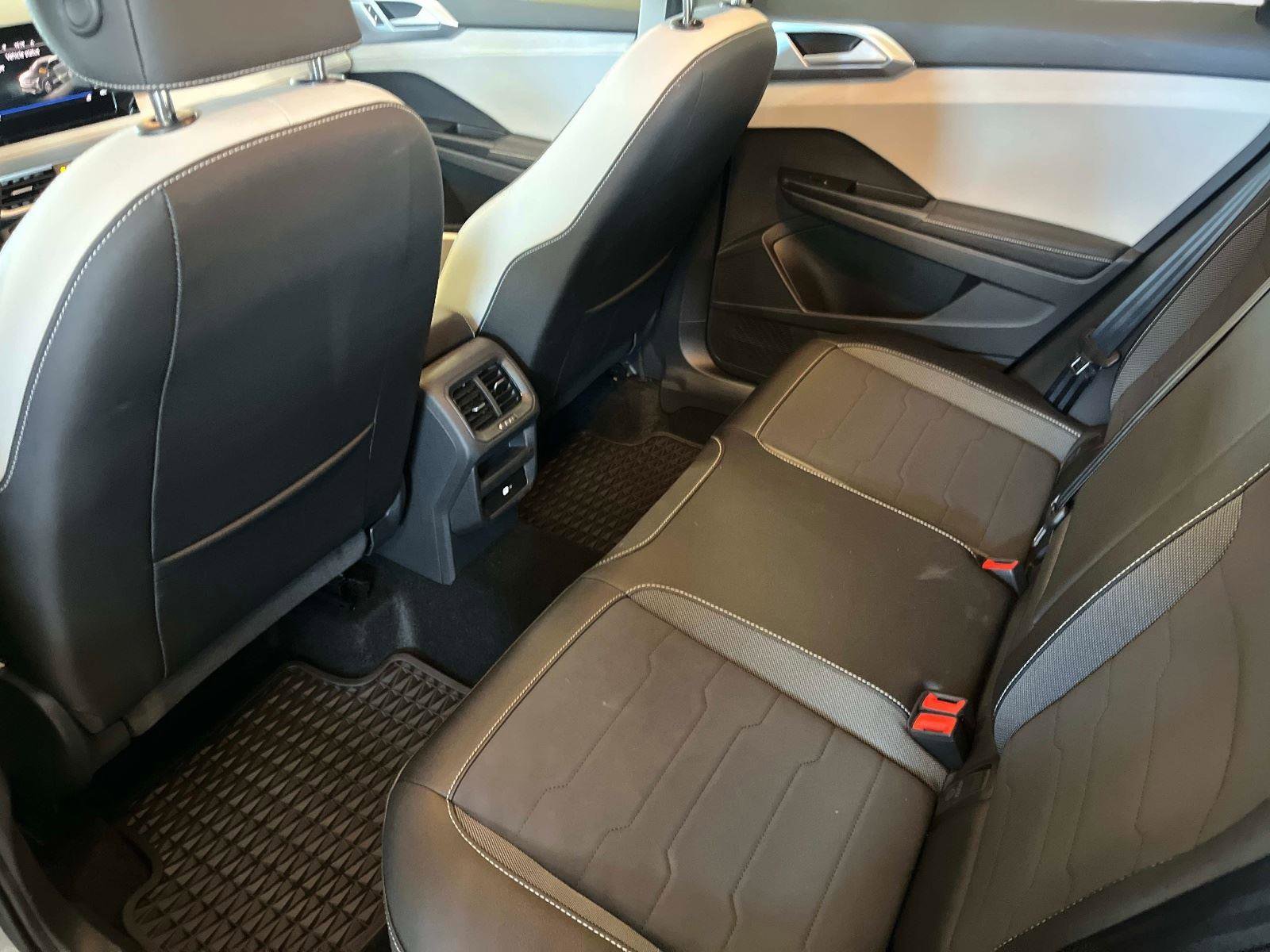 Used 2025 Volkswagen Taos SE image 14