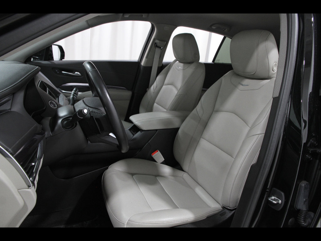 Used 2023 Cadillac XT4 Luxury w/ Cold Weather Package image 5