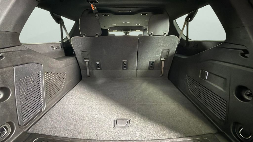 Certified 2025 Chevrolet Suburban LS RWD image 31