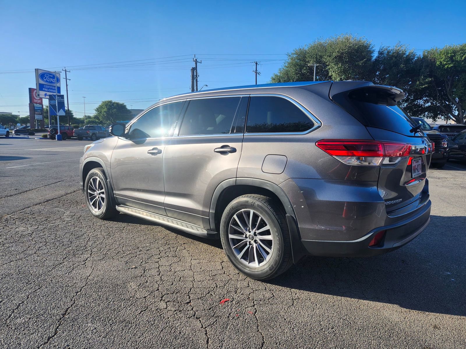 Used 2019 Toyota Highlander XLE FWD image 4
