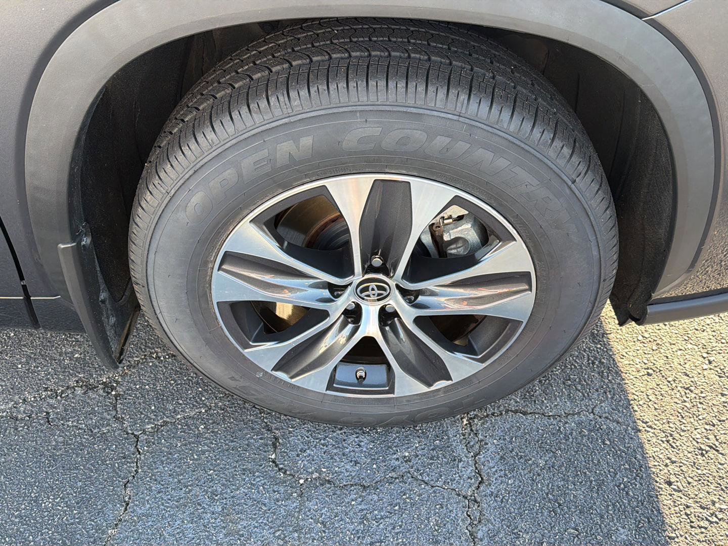Certified 2024 Toyota Highlander XLE FWD image 42